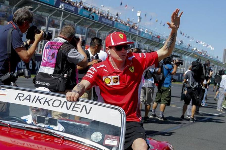 Kimi Raikkonen saluta il pubblico durante la parata pre-gara